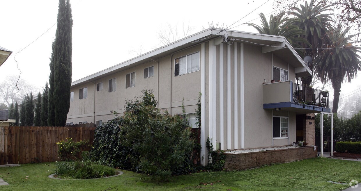 Building Photo - Carol Apartments