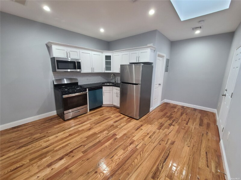 21821 Jamaica Ave Unit 2R, Queens Village, NY 11428 Apartment for