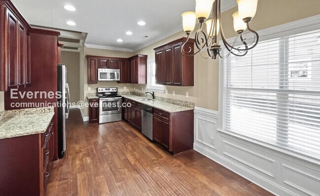 Foto del edificio - 4 Bed/2 Bath Home with Garage / Pet-Friendly / Available Now!