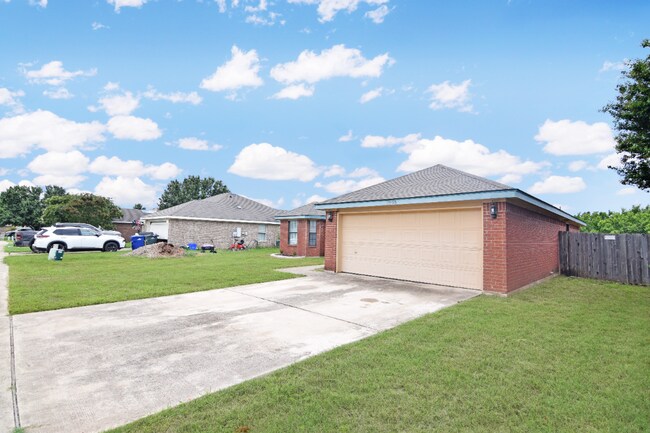 Building Photo - 2905 Lindsey Dr