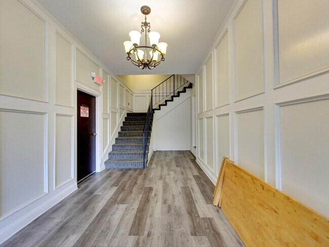 Building Photo - Spacious Apartment AVAILABLE NOW!!!