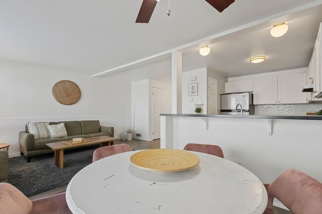 Building Photo - 3BR/2.5BA Townhouse in Courtyard Condos