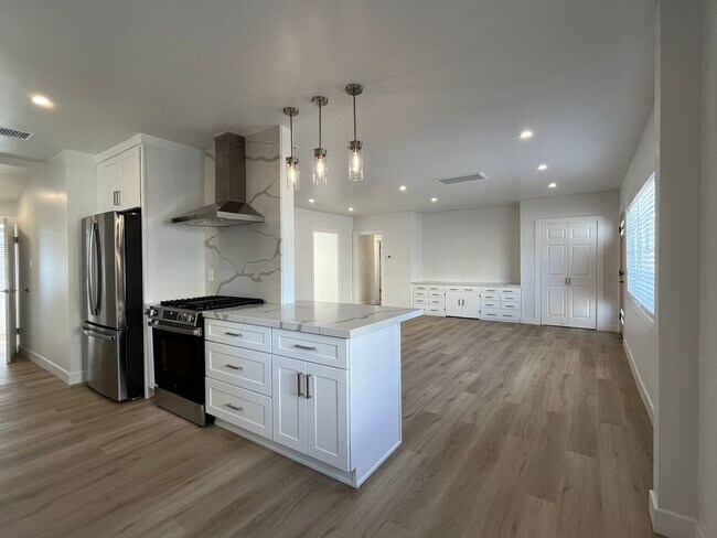 Building Photo - Remodeled Valley Village home w/3+1 + offi...