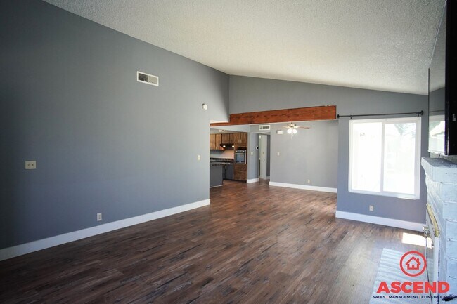 Building Photo - Charming Home with SOLAR in East Bakersfield!