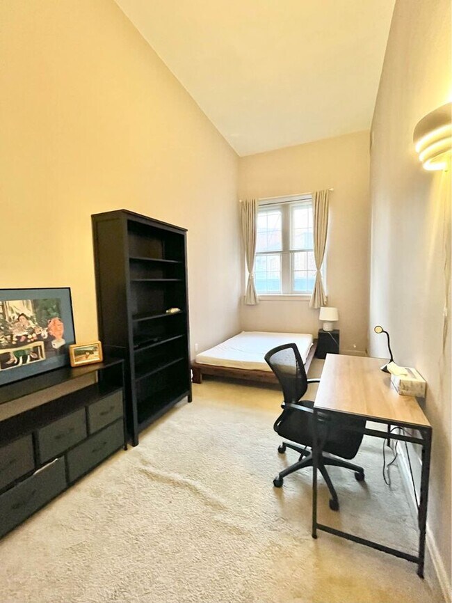 Dormitorio - 2043 Random Rd
