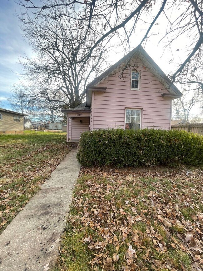 Building Photo - Adorable 1 bedroom 1 bath home with a bonu...