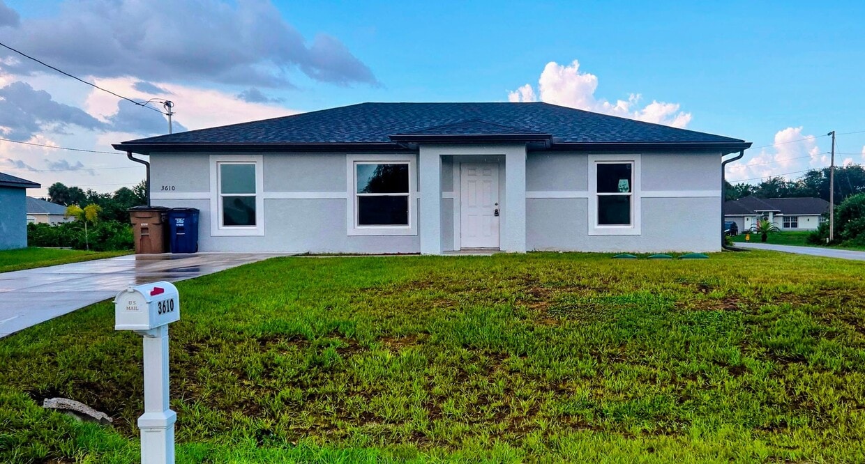 Foto principal - Great SW Location-Three Bedroom -two bath