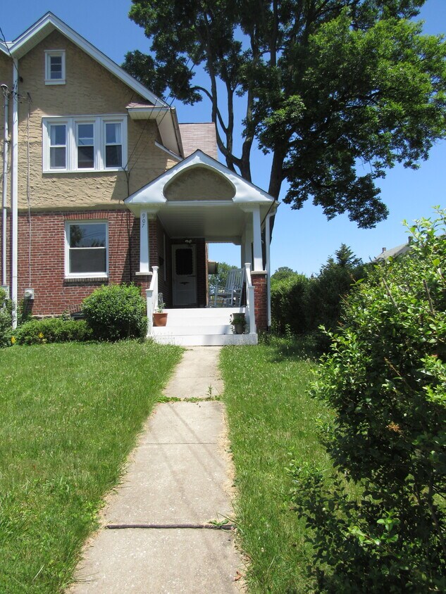 Primary Photo - 907 E Railroad Ave