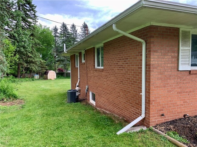 Building Photo - 20 Pine Hill Dr