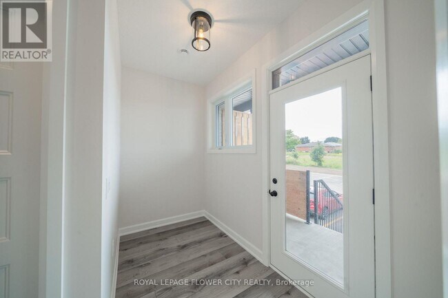 Building Photo - 440 Wellington St E