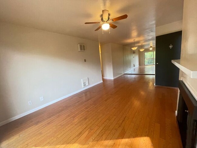 Building Photo - Cozy, 1-Bedroom Condo in Monterey