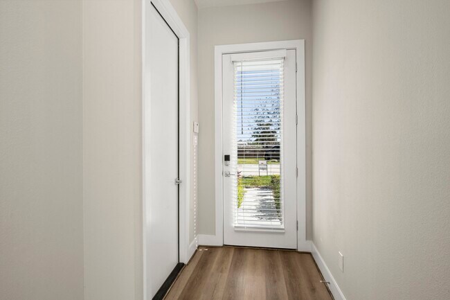 Foto del edificio - 8103 Esther Acres Ln