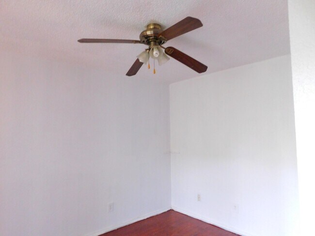 Building Photo - 2309 Balsam Dr