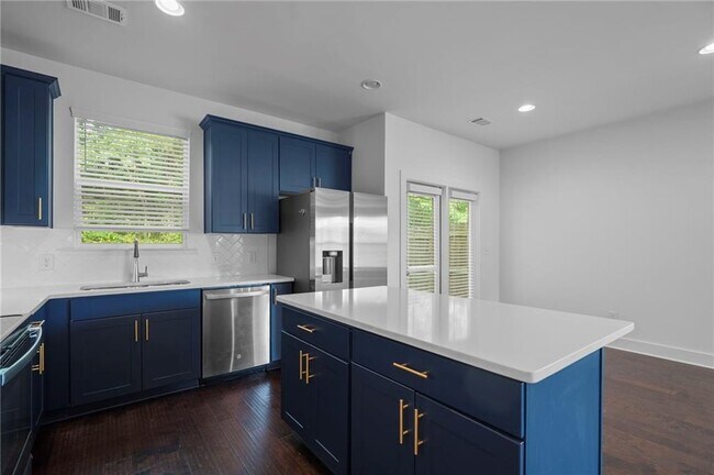 Building Photo - 1815 Edgehill Dr
