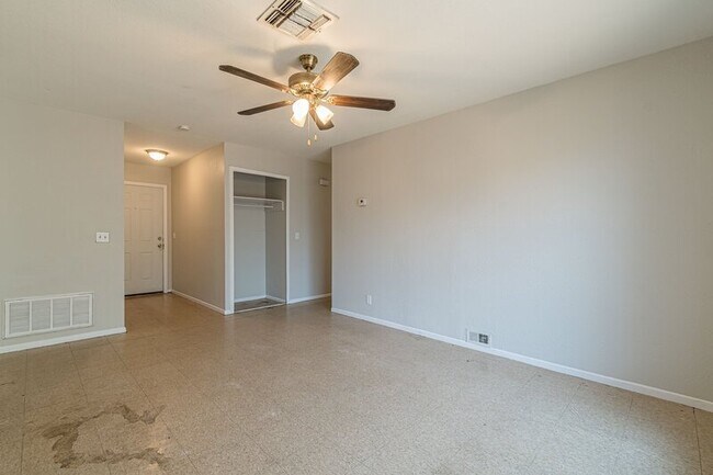 Building Photo - 9518 Millbrook Dr