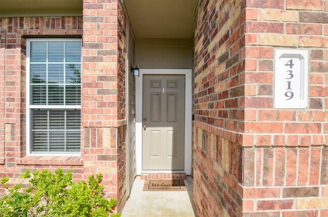 Foto del edificio - 4319 Rosemary Ln