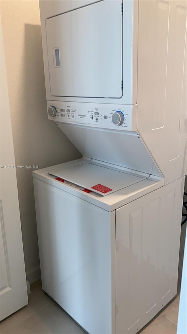 Building Photo - 350 NE 208th Terrace