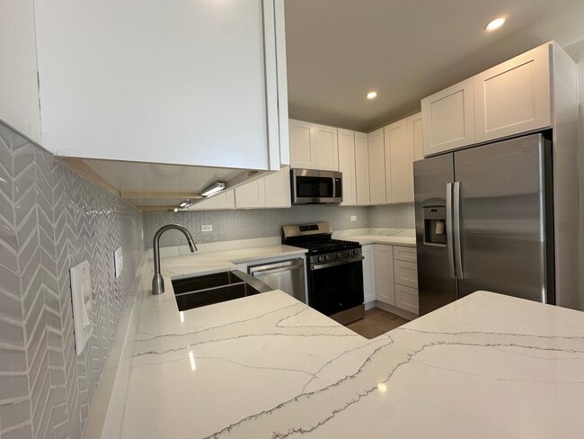 Foto del edificio - 2037 N Damen Ave