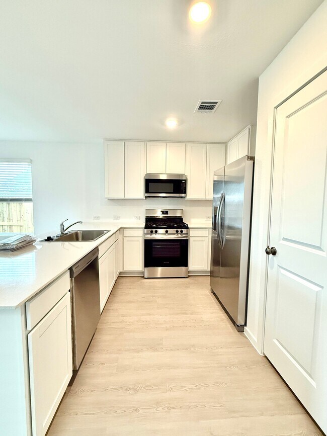 Building Photo - 934 Pertuso Ln