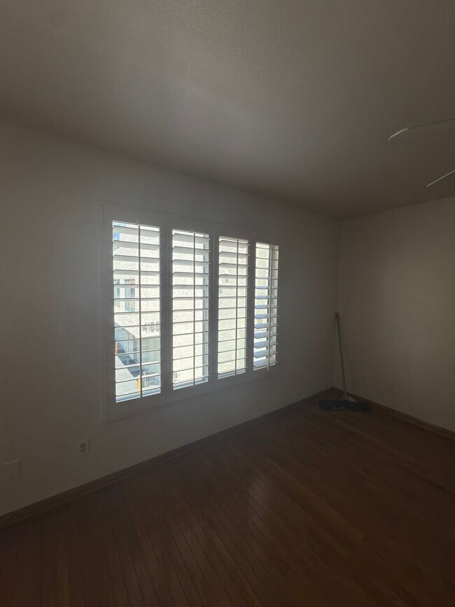 Building Photo - DESIRABLE TWO BEDROOM TWO BATH HOME IN STUDIO CITY
