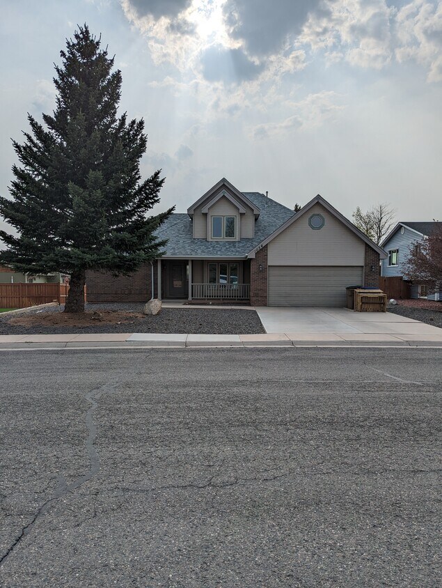 Primary Photo - 1054 Arapaho Dr