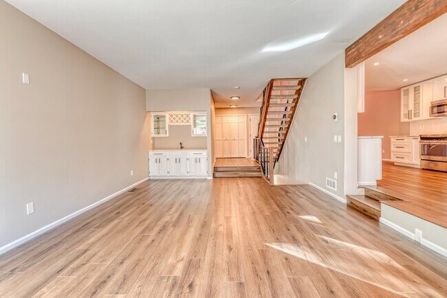 Building Photo - Fully Renovated Townhome on the 16th Green!