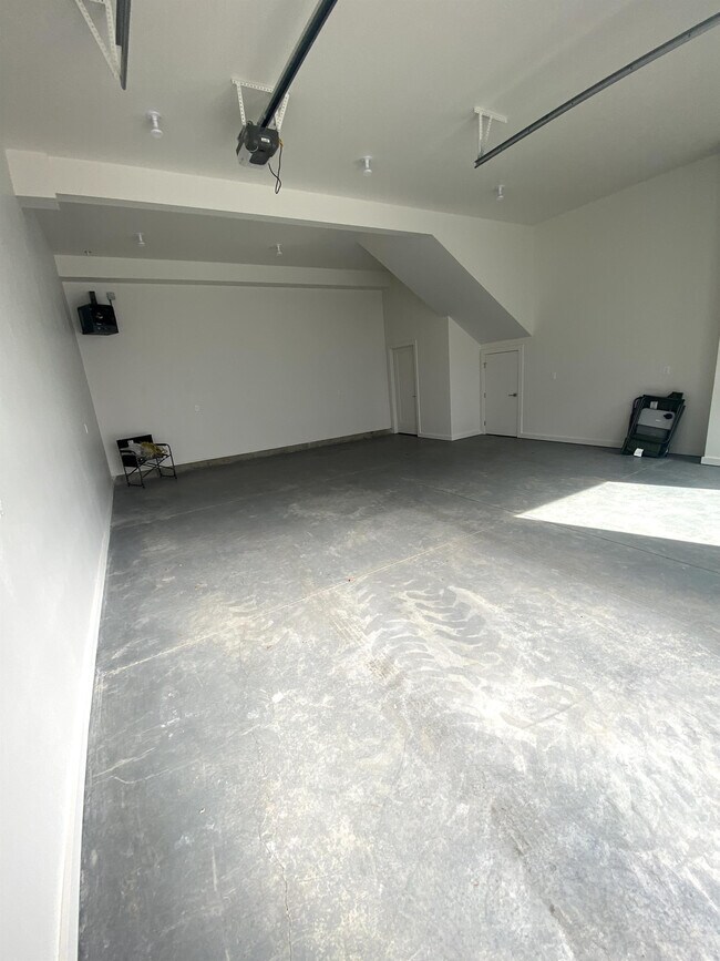 Building Photo - 617 Nikles Dr