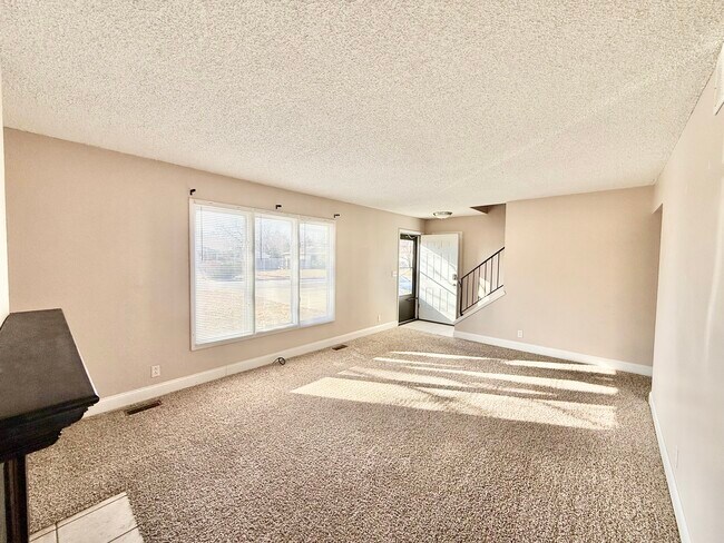 Sala de estar - 1428 N Wood Ct