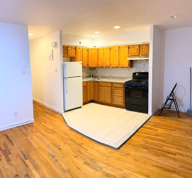 Building Photo - 2005 E 55th St