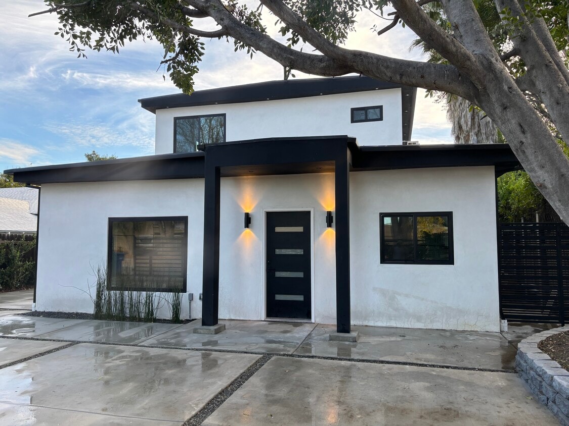 Primary Photo - 22528 Burbank Blvd