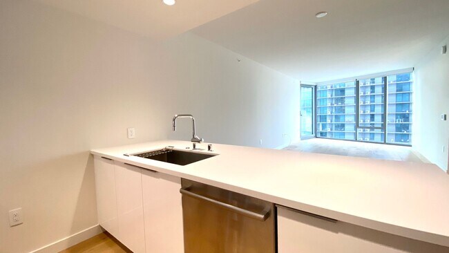 Foto del edificio - Available NOW - AE'O 1 BED 1 BATH w/ 1 COV...