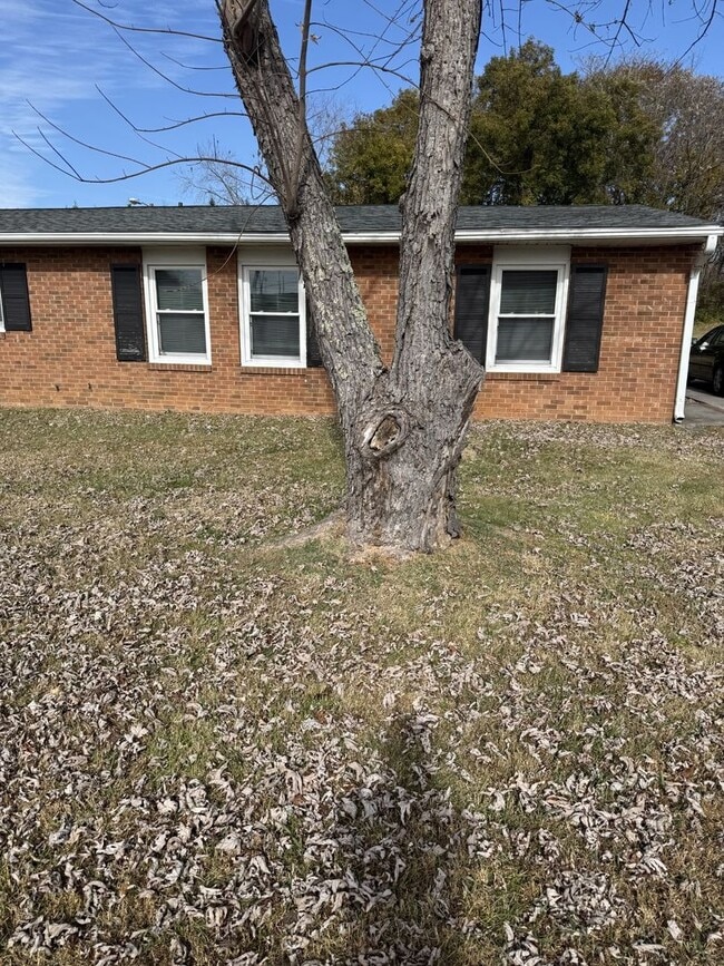 Foto del edificio - Adorable Duplex with New Flooring! - Lawnc...