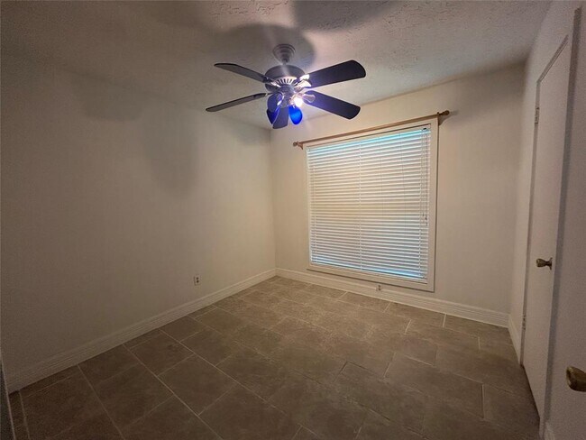 Foto del edificio - 24018 Farm Hill Dr