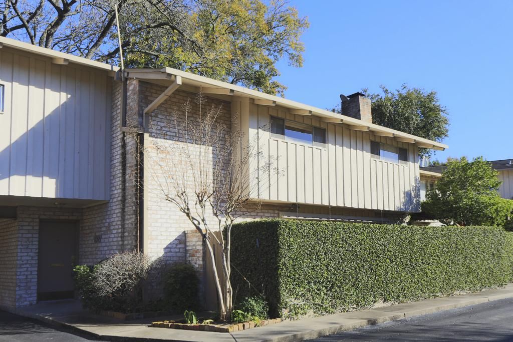 1927 Stoney Brook Dr, Houston, TX 77063 Townhome Rentals in Houston