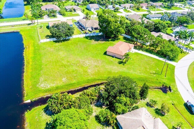Foto del edificio - 2175 SE Heathwood Cir