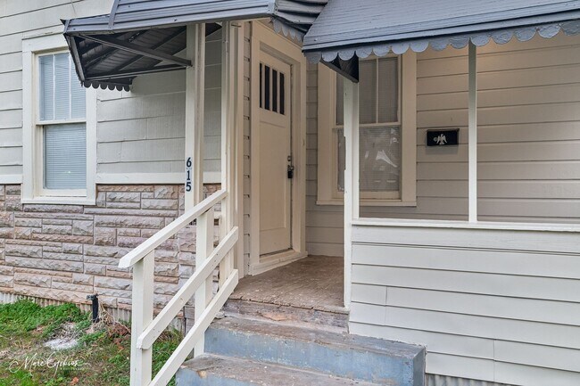 Building Photo - Central Bossier - 2 Bed - New Floors - Fresh Paint