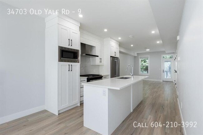 Building Photo - Townhouse Near Rec Centre