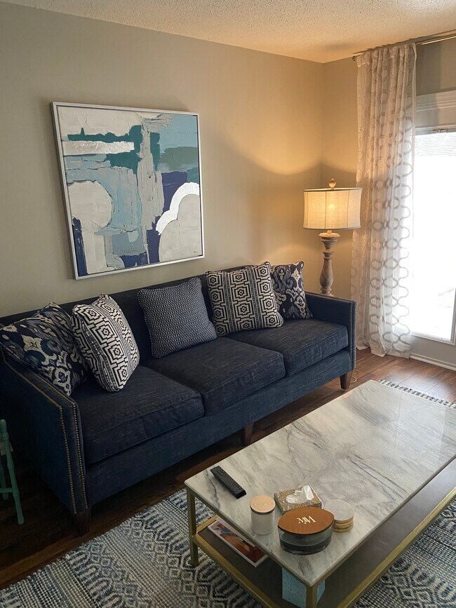 Foto del edificio - 6527 Deane Hill Dr