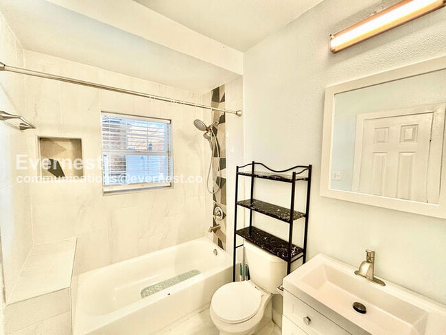 Foto del edificio - 2308 Britton Ave