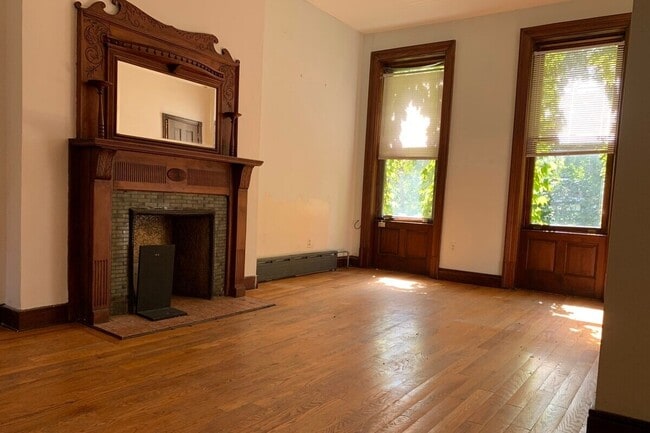 Building Photo - 40 W 120th St