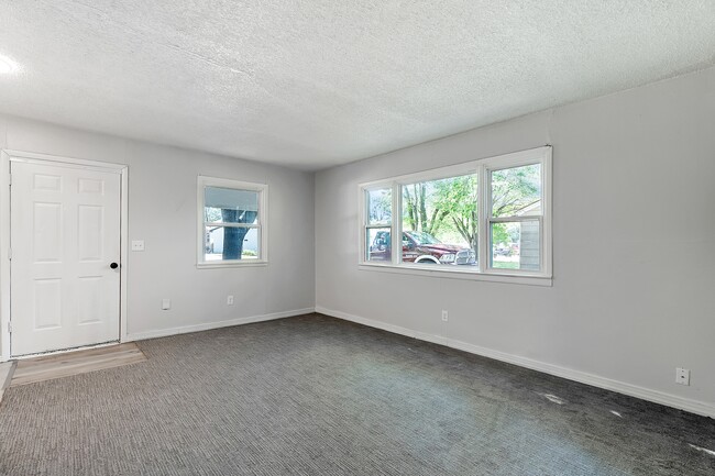 Building Photo - 3325 S Fern St