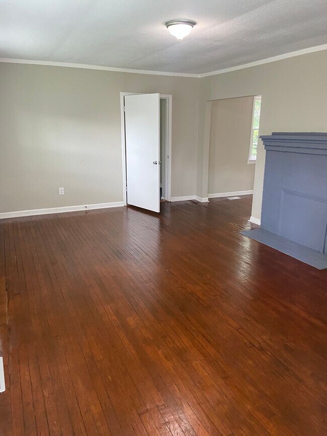 Foto del edificio - **ON HOLD**3 Bedroom / 1 Bathroom Home for...