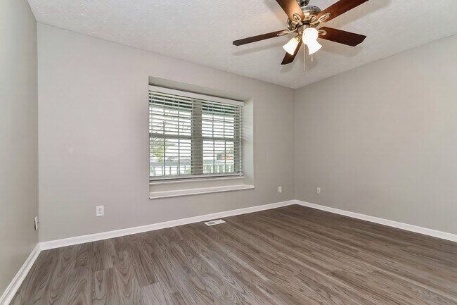 Foto del edificio - 1825 Keystone Lakes Dr