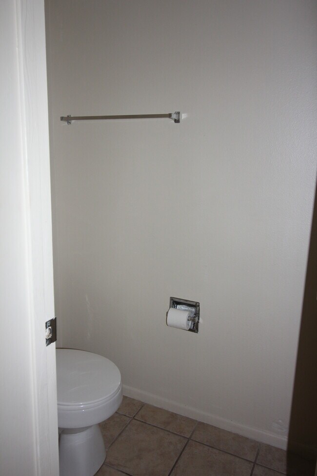 Building Photo - 462 Fairways Cir, D203