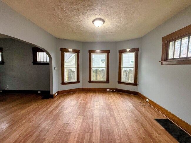 Foto del edificio - Three bedroom one bathroom home for rent