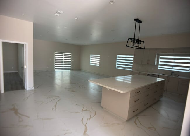 Foto del edificio - 8703 Cranford Ave