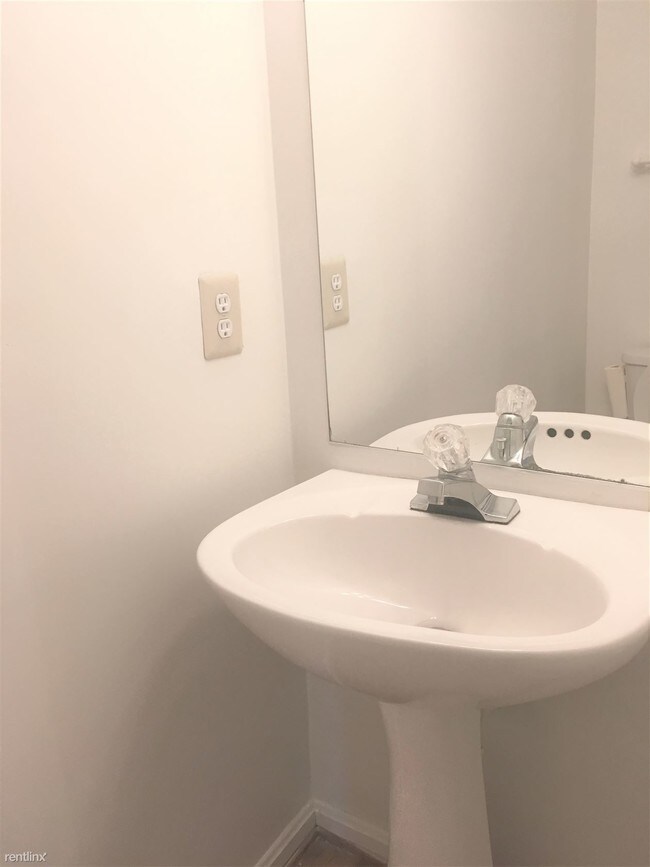 Foto del edificio - 3 br, 2.5 bath Townhome - 4450 Swindon Ter