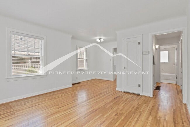 Foto del edificio - Charming Bungalow in Patty Jewett Neighborhood! 3bed, 2 bath, Enclosed yard, 1 car garage, carport