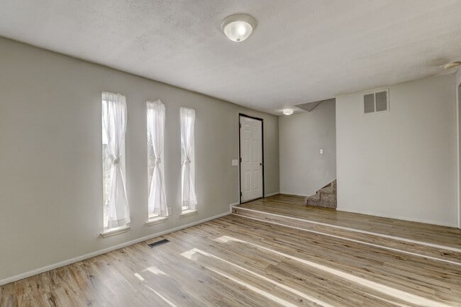 Building Photo - 4 bed, 1.5  house in Yukon