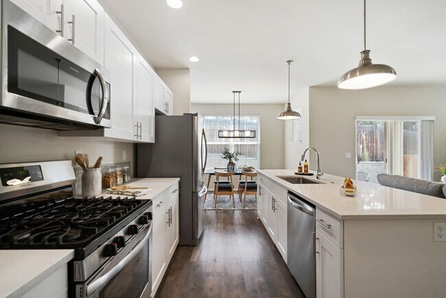 Foto del edificio - Pet Friendly Townhome with Leasing Special!